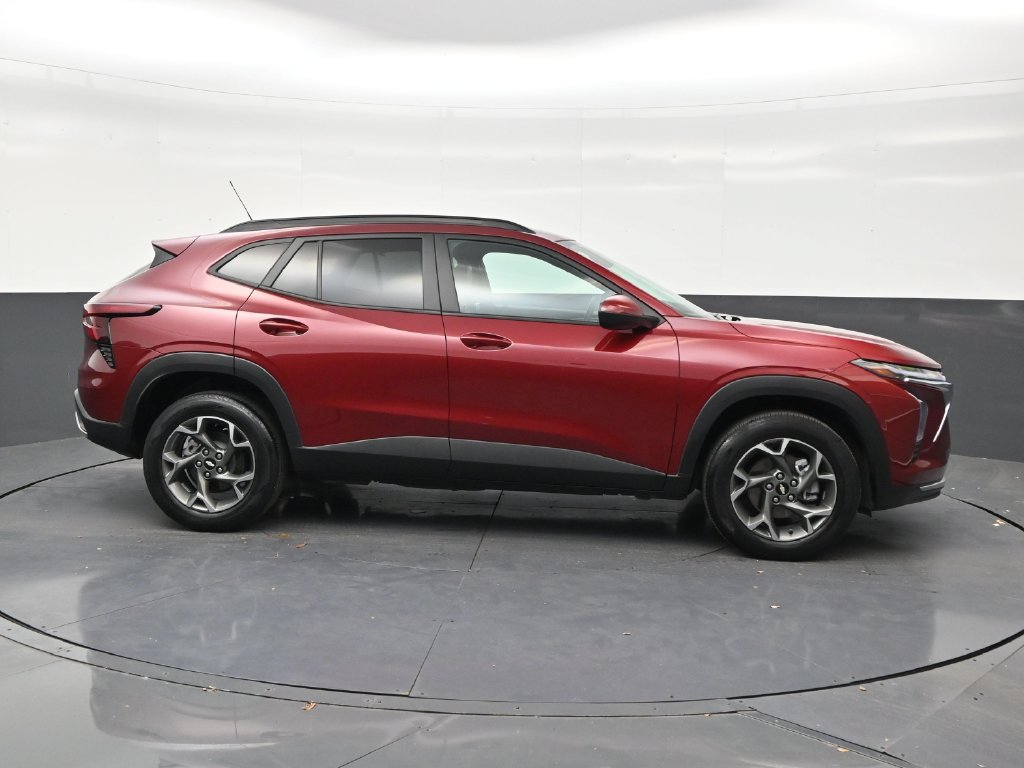 Used 2025 Chevrolet Trax LT FWD image 6