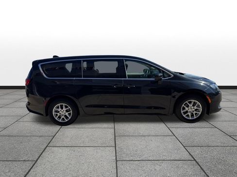 Used 2023 Chrysler Voyager LX FWD image 6