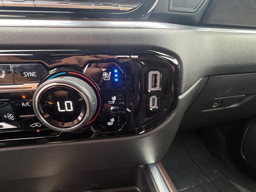 Used 2024 Chevrolet Silverado 1500 High Country w/ High Country Premium Package AWD/4WD image 34