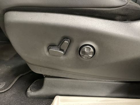 Used 2024 Chrysler Pacifica Touring-L image 14