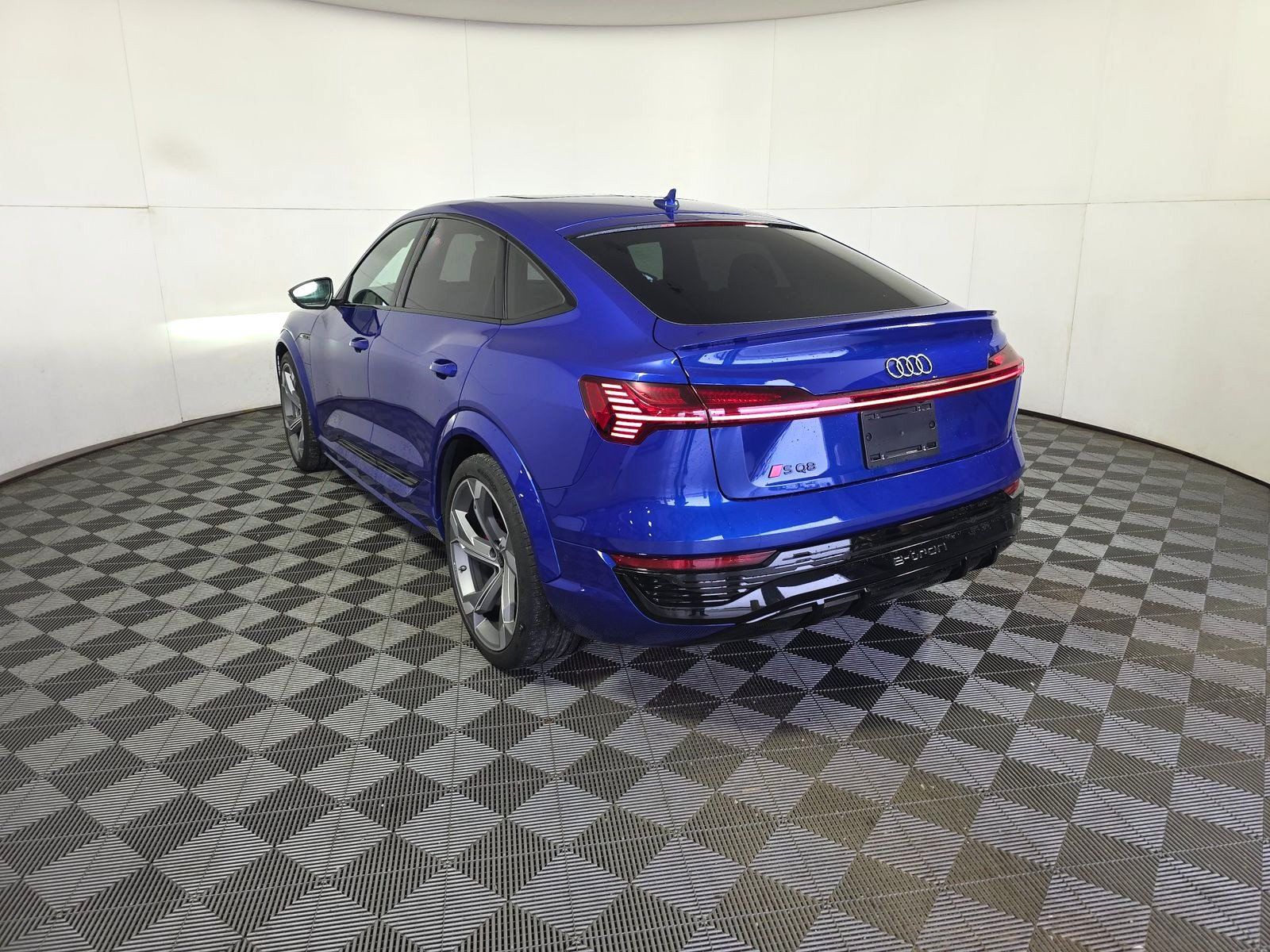Used 2024 Audi SQ8 e-tron Prestige w/ Prestige Package AWD/4WD image 4