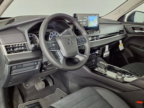 New 2025 Mitsubishi Outlander SE image 14