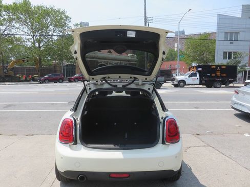 Used 2019 MINI Cooper 4-Door Hardtop w/ Signature Upholstery Package FWD image 24