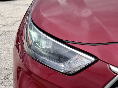 Used 2020 Toyota Highlander XLE AWD/4WD image 9