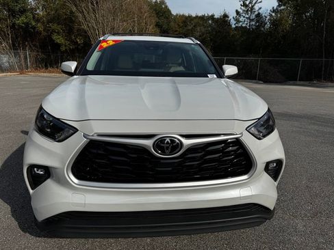 Used 2022 Toyota Highlander XLE image 2