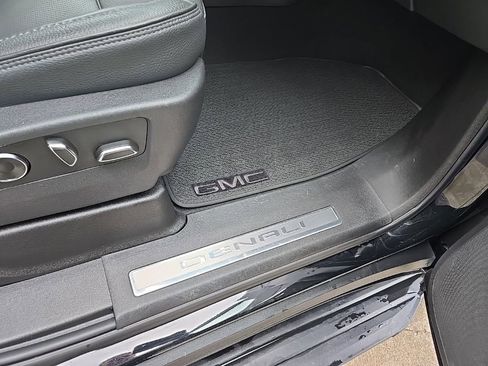 Used 2025 GMC Yukon Denali image 79