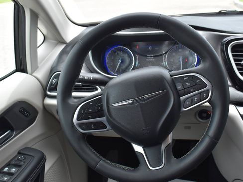 Used 2023 Chrysler Pacifica Touring-L FWD image 32