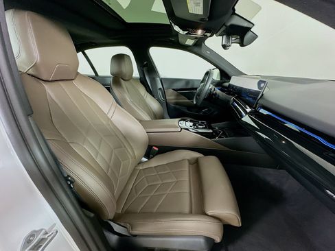 Used 2025 BMW 530i xDrive w/ Premium Package AWD/4WD image 42