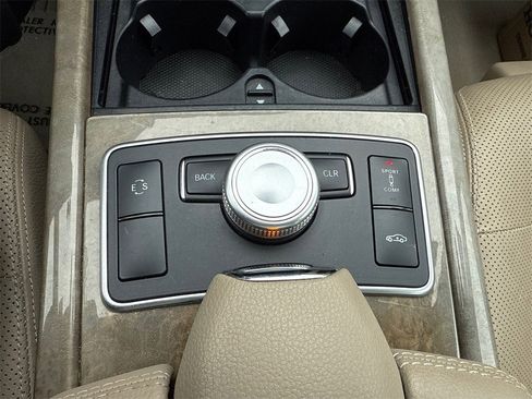 Used 2011 Mercedes-Benz E 550 4MATIC Sedan image 27