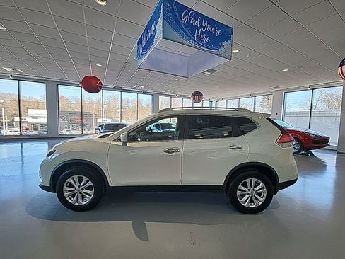 Used 2016 Nissan Rogue SV w/ SV Premium Package image 4