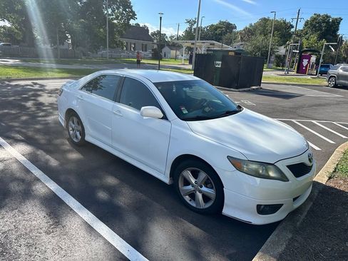 Used 2010 Toyota Camry SE FWD image 3