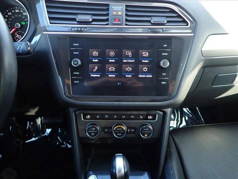 Used 2020 Volkswagen Tiguan SE image 16