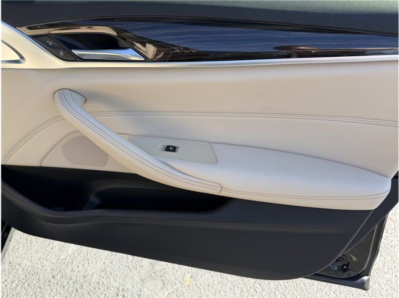 Used 2020 BMW 530i w/ Premium Package RWD image 27