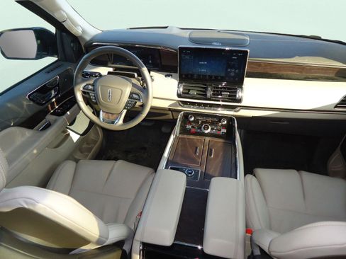 Used 2024 Lincoln Navigator L Reserve image 10