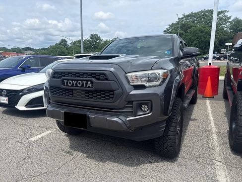 Used 2018 Toyota Tacoma TRD Sport AWD/4WD image 3