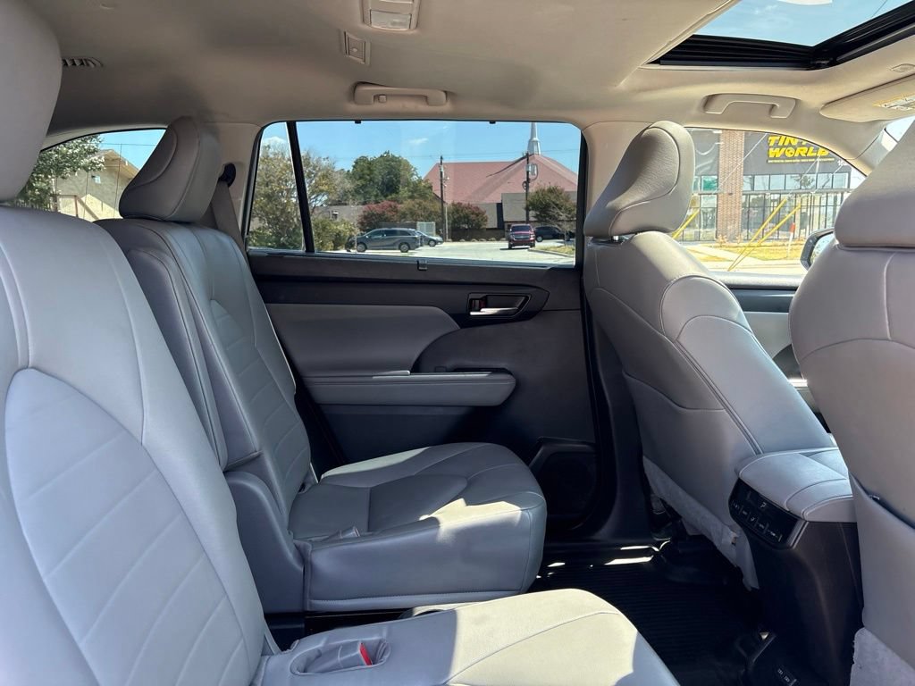 Used 2023 Toyota Highlander XLE FWD image 12
