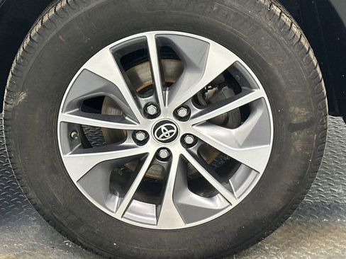 Used 2018 Toyota RAV4 XLE image 20