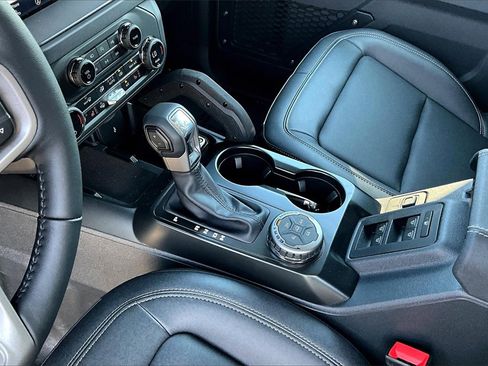 New 2025 Ford Bronco Badlands image 24