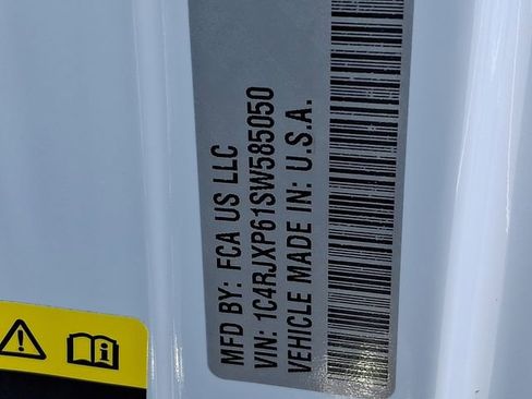 Used 2025 Jeep Wrangler Unlimited Sahara w/ Safety Group image 27