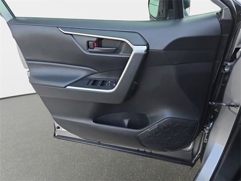 Used 2020 Toyota RAV4 LE image 28