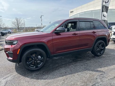 Used 2025 Jeep Grand Cherokee Limited w/ Black Appearance Package AWD/4WD image 9
