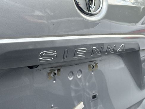 Used 2012 Toyota Sienna LE FWD image 7