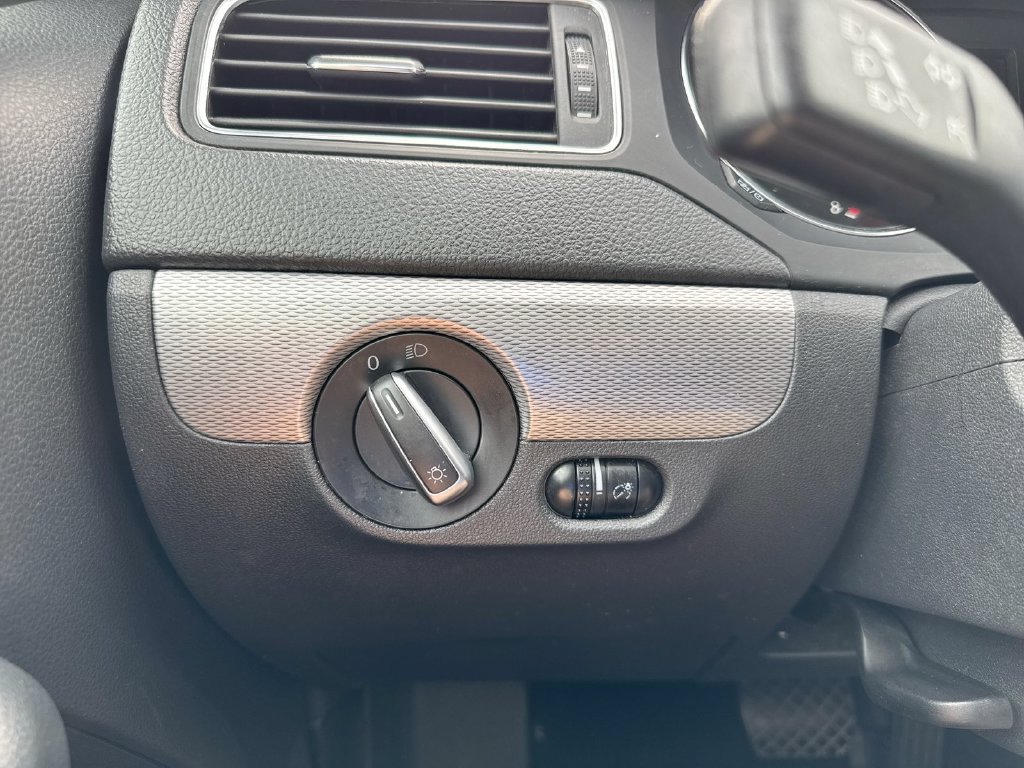 Used 2015 Volkswagen Jetta SE FWD image 17