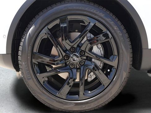 New 2025 Land Rover Discovery S image 9