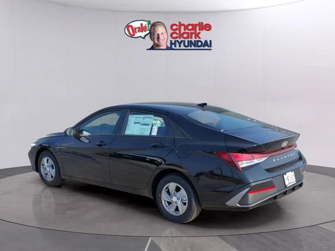 New 2026 Hyundai Elantra SE FWD image 3