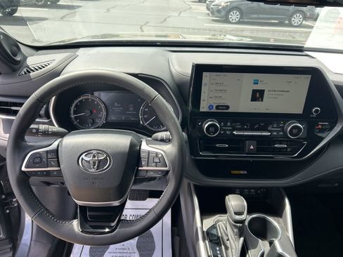 Used 2023 Toyota Highlander XSE image 6