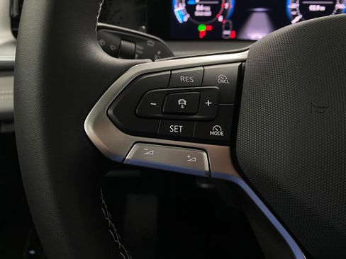 New 2025 Volkswagen Tiguan SE image 14