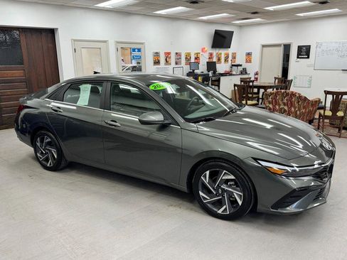 Used 2025 Hyundai Elantra SEL image 27