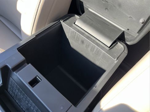 Used 2023 Ford Explorer XLT w/ Equipment Group 202A image 23