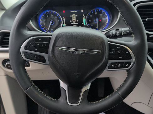 Used 2023 Chrysler Pacifica Touring-L FWD image 19