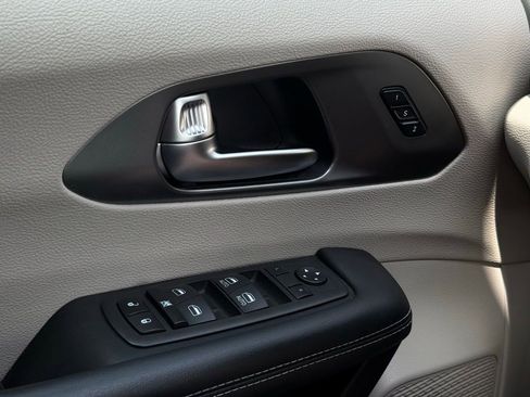 Used 2023 Chrysler Pacifica Touring-L FWD image 26
