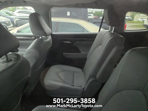 Used 2023 Toyota Highlander FWD image 3
