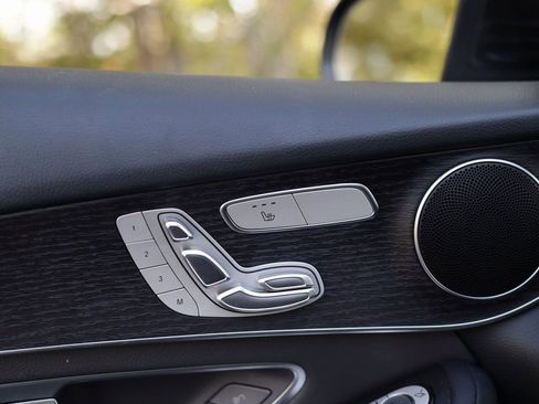 Used 2021 Mercedes-Benz GLC 300 4MATIC image 26