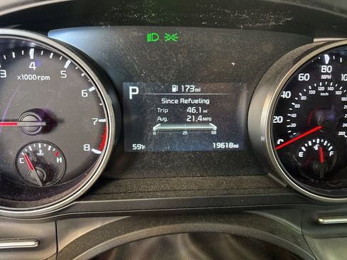 Used 2024 Kia Carnival LX FWD image 16