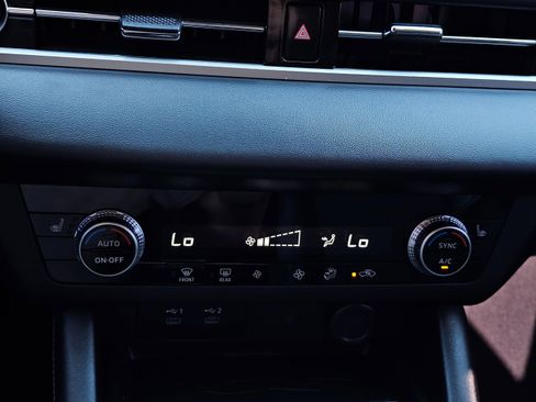 Used 2025 Mitsubishi Outlander SE image 34