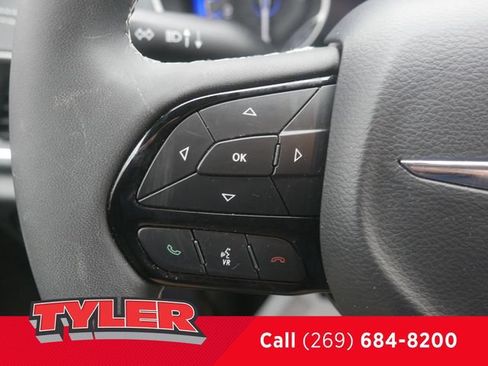 Used 2025 Chrysler Pacifica Limited FWD image 25