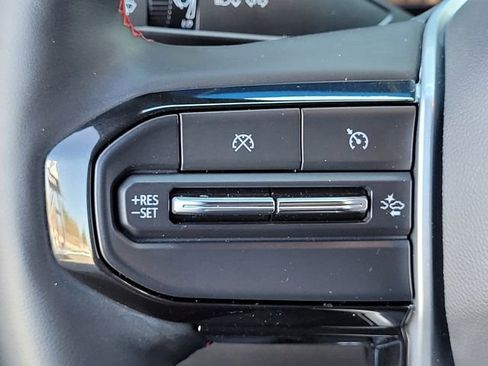 Used 2025 Chevrolet Colorado Z71 w/ Technology Package AWD/4WD image 24
