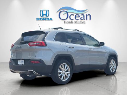 Used 2017 Jeep Cherokee Limited AWD/4WD image 3