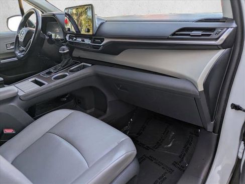 Used 2024 Toyota Sienna XLE image 21