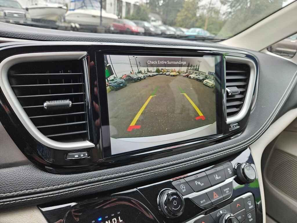 Used 2021 Chrysler Pacifica Touring-L FWD image 27