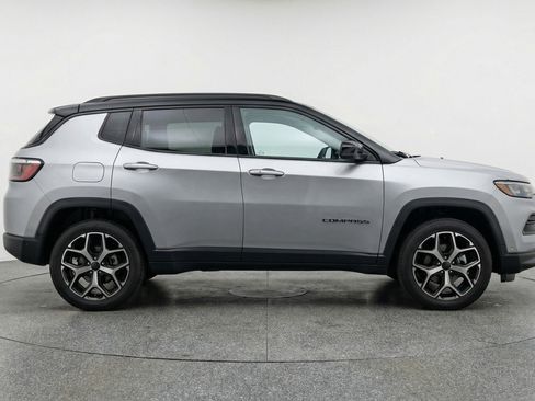 Used 2025 Jeep Compass Limited image 11