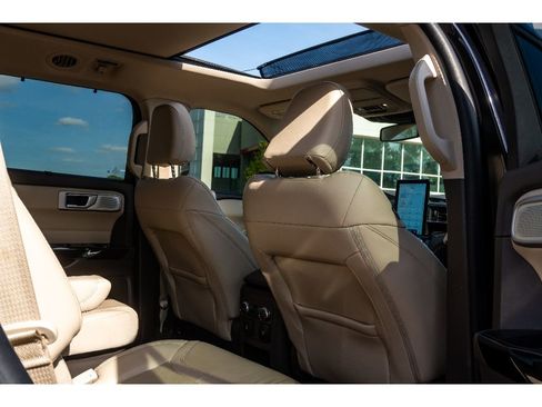Used 2021 Ford Explorer Platinum w/ Equipment Group 601A image 18