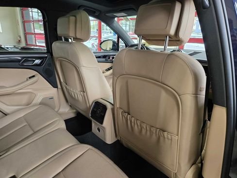Used 2021 Porsche Macan AWD/4WD image 30