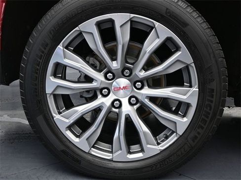 Used 2021 GMC Yukon Denali w/ Denali Premium Package image 9