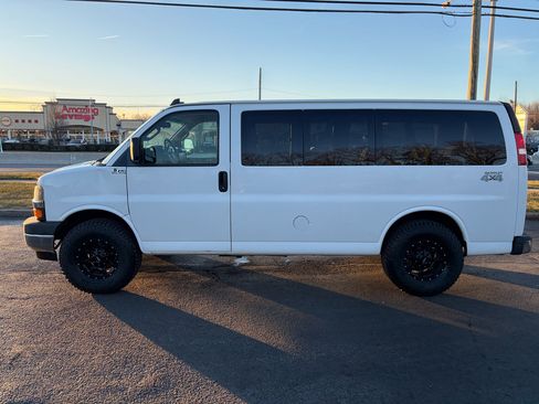 Used 2018 Chevrolet Express 2500 LT w/ LT Preferred Equipment Group image 12