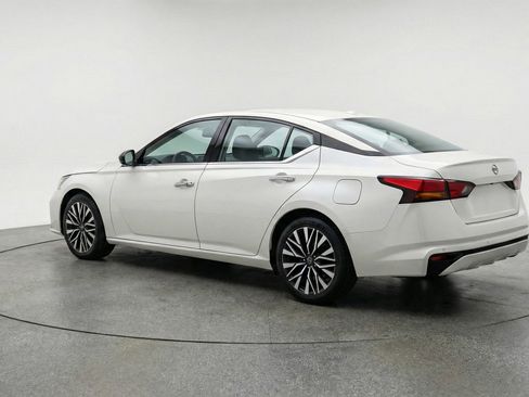 Used 2025 Nissan Altima 2.5 SV FWD image 6